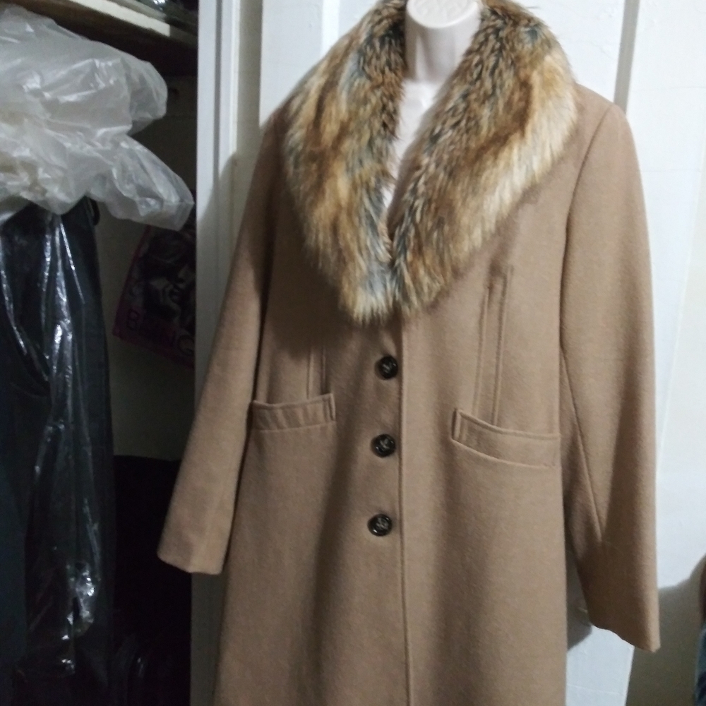 Laundry By Shelli Segal Camel Trench Coat with Faux Fur Collar